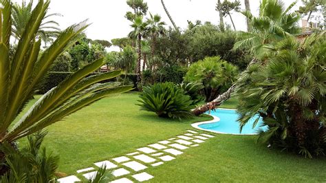 Giardino posteriore spazioso e privato con aree a prato