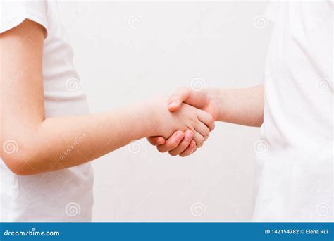 Coppia di centrocampisti che si stringono la mano