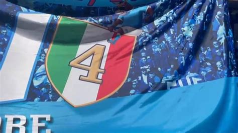 Un gruppo di tifosi del Napoli con sciarpe e bandiere
