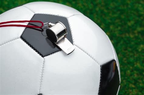 Fischietto e pallone da calcio