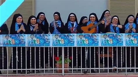 Bambini che cantano cori da stadio