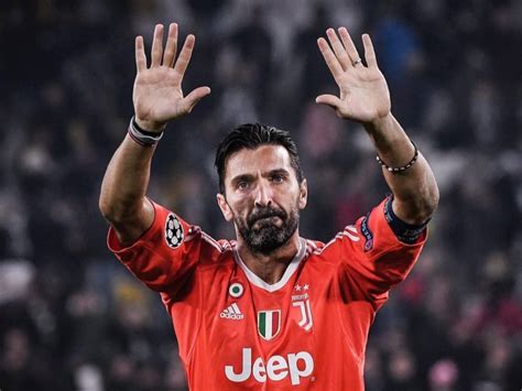 Gianluigi Buffon saluta i tifosi della Juventus