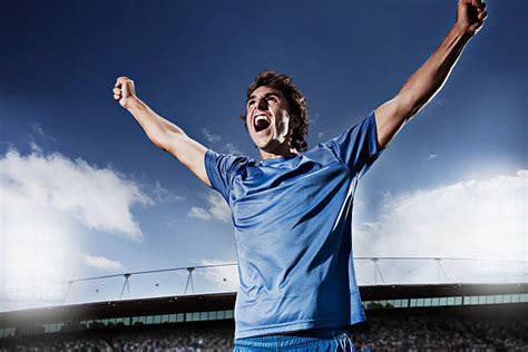 Giovane calciatore che esulta