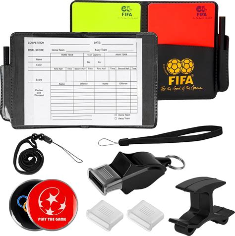 Fischietto da arbitro e cartellino rosso