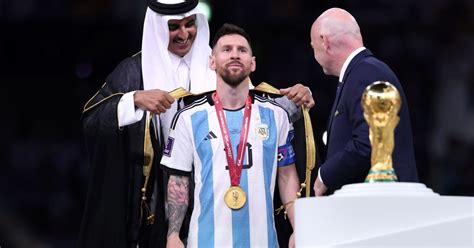 Lionel Messi che alza la Coppa del Mondo