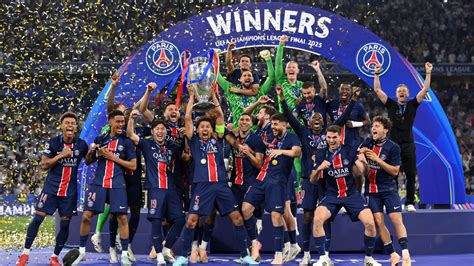 Font maglia PSG Champions League con riferimento alla Tour Eiffel