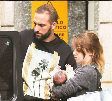 Gonzalo Higuain e Lara Wechsler con la figlia Alma
