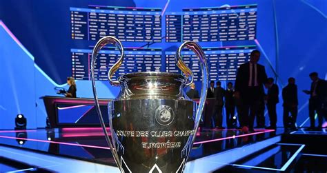 Stemma Inter e Ajax con trofeo Champions League