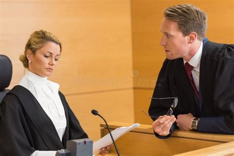 Avvocato che parla in tribunale