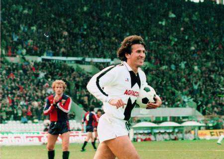 Zico in azione con la maglia dell'Udinese