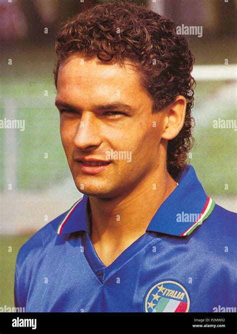 Primo piano di un giovane Roberto Baggio con la maglia del Vicenza