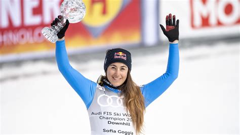 Sofia Goggia con la Coppa del Mondo di sci