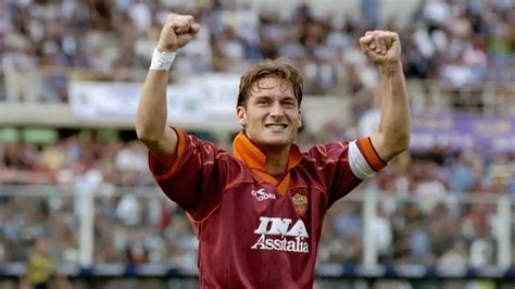 Francesco Totti che celebra il 4-0 contro la Juventus