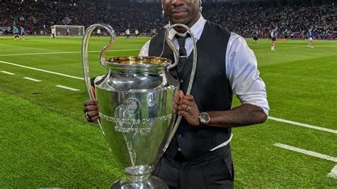 Mario Balotelli con la coppa della Champions League vinta con l'Inter