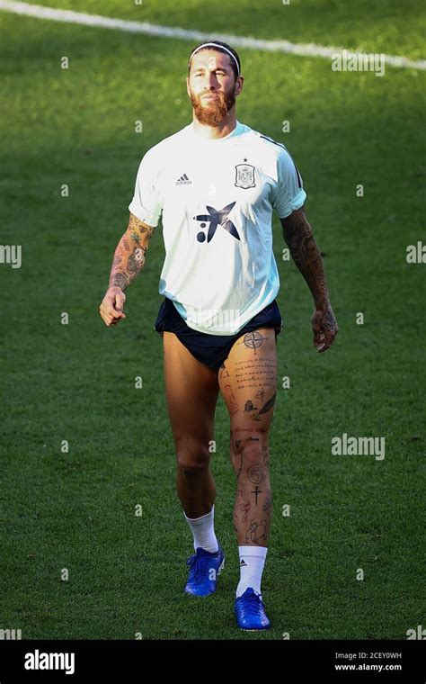Ritratto stilizzato di Sergio Ramos con tatuaggi visibili