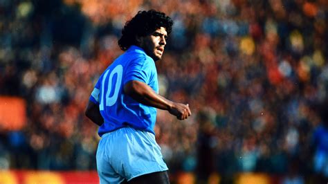 Diego Maradona con la maglia del Napoli