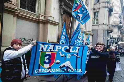 Tifosi napoletani che festeggiano