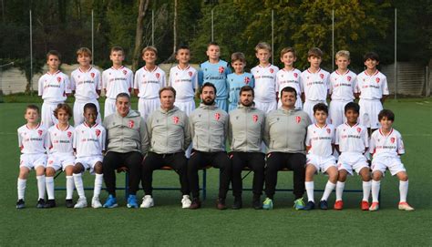 La squadra di calcio giovanile dei Parma in campo