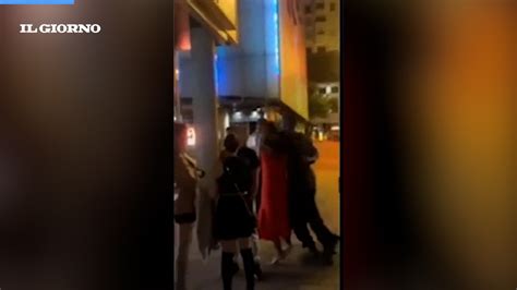 Mario Balotelli ubriaco fuori da un locale