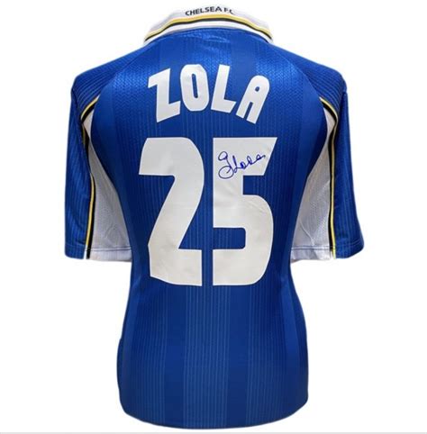 Gianfranco Zola in azione con la maglia del Chelsea