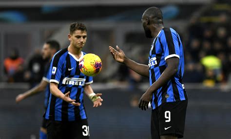 Romelu Lukaku che cede il rigore a Sebastiano Esposito