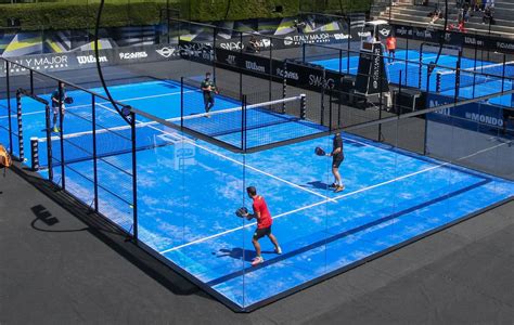 Immagine simbolica di un campo da padel con una rete da calcio