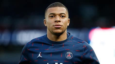 Kylian Mbappé con taglio bald fade