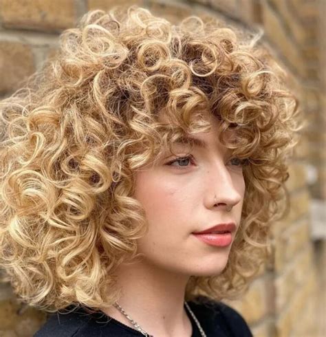 Carlos Valderrama con capelli ricci biondi