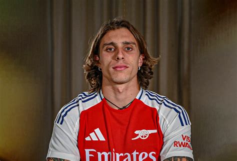 Riccardo Calafiori con capelli lunghi raccolti