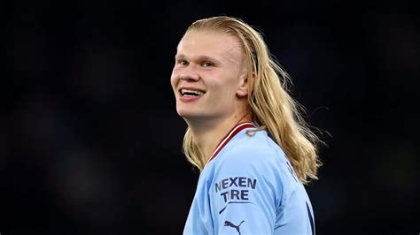 Erling Haaland con capelli lunghi raccolti