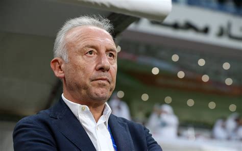 Alberto Zaccheroni che riceve un premio in Giappone