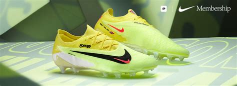 Erling Haaland che celebra un gol con le scarpe Nike Phantom