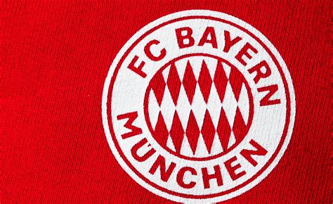 Logo del Bayern Monaco con un giocatore stilizzato