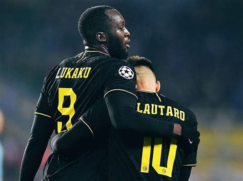 Foto di Lautaro Martinez e Romelu Lukaku che si abbracciano