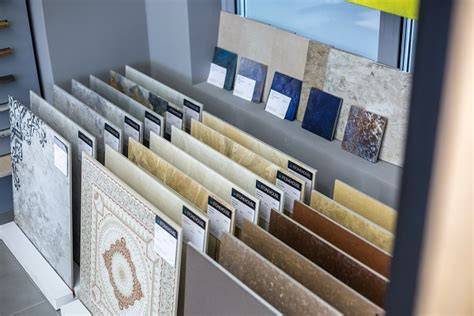 Interno dello showroom con esposizione di piastrelle