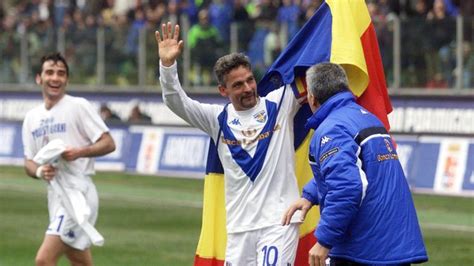 Roberto Baggio celebra un gol con il Brescia