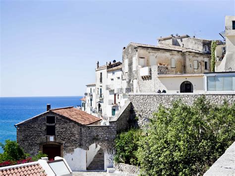 Sperlonga con le sue case bianche a picco sul mare