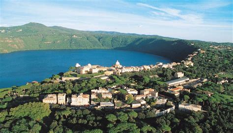 Castel Gandolfo affacciato sul Lago Albano