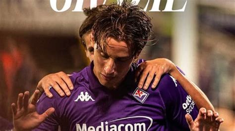 Tifosi della Fiorentina con striscioni per Edoardo Bove