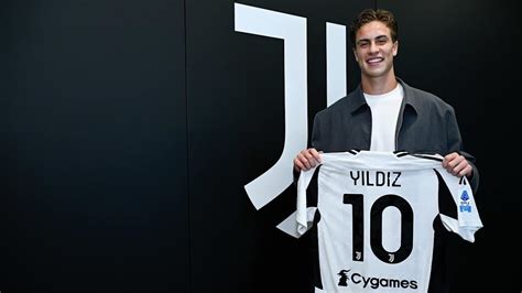 Kenan Yildiz con la maglia della Juventus