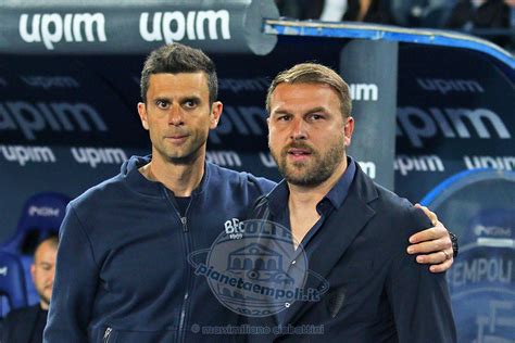 Thiago Motta che parla con i giocatori durante una partita