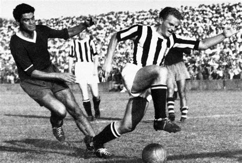 Giampiero Boniperti giovane con la maglia della Juventus