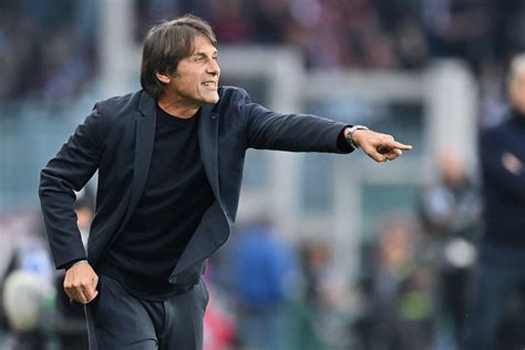 Antonio Conte sconsolato a bordo campo