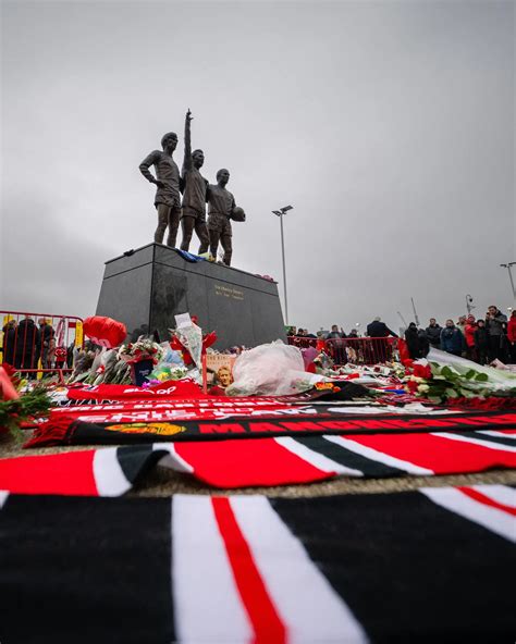 Tifosi del Manchester United che protestano fuori dall'Old Trafford