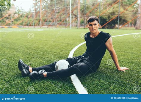 Giovane calciatore in allenamento