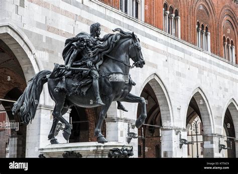 Piazza Cavalli a Piacenza con le statue equestri