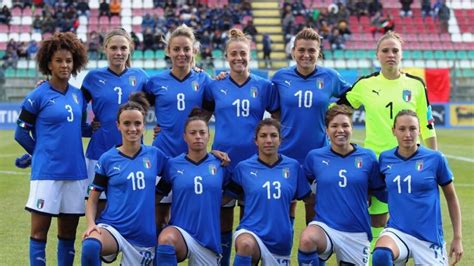 Squadra di calcio femminile in azione