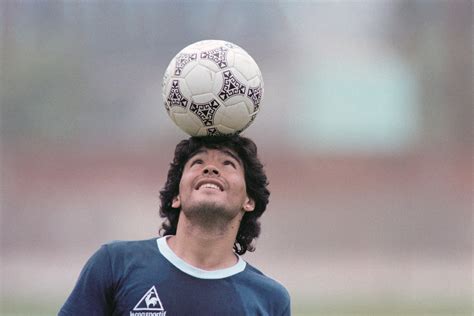 Diego Maradona in azione durante il riscaldamento