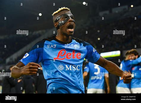 Victor Osimhen celebra un gol