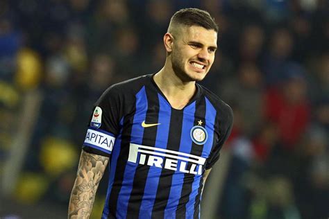 Mauro Icardi con la fascia di capitano dell'Inter
